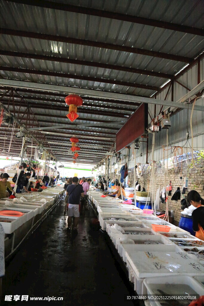 热闹的室内集市场景