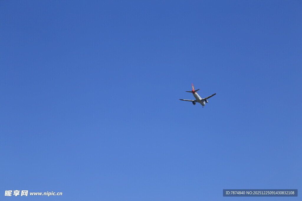 蓝天中飞行的小型飞机