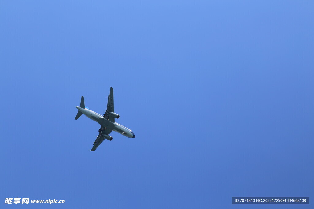 蓝天中飞行的客机