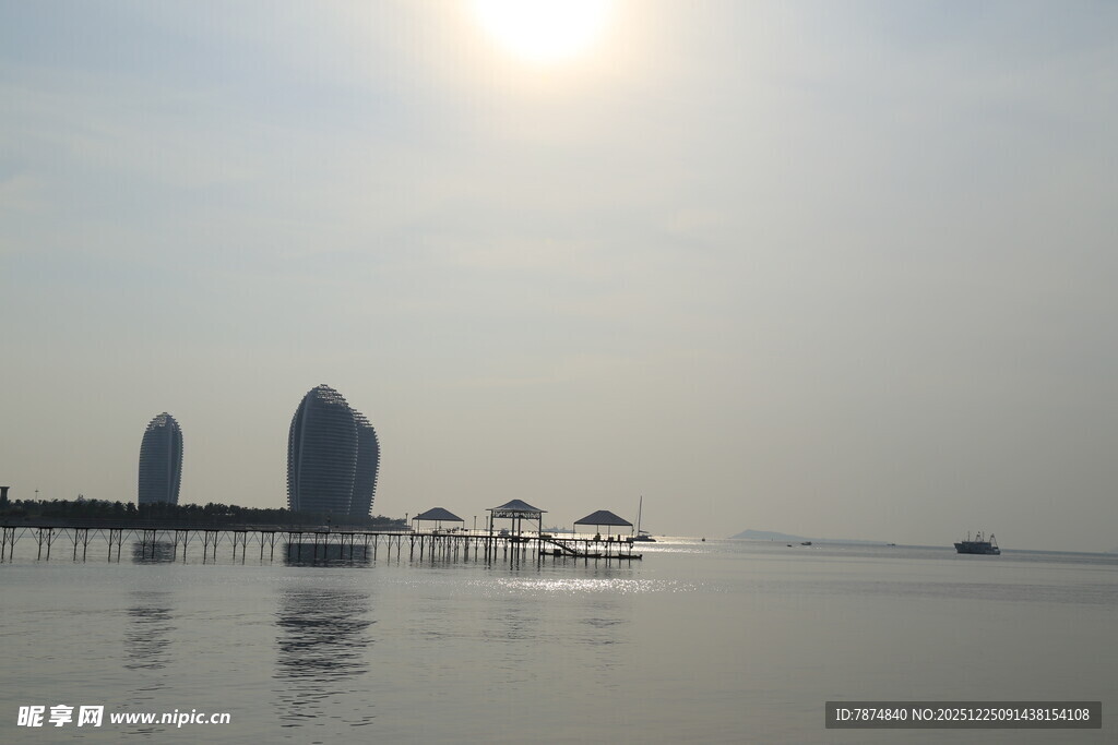 海滨城市天际线海景风光