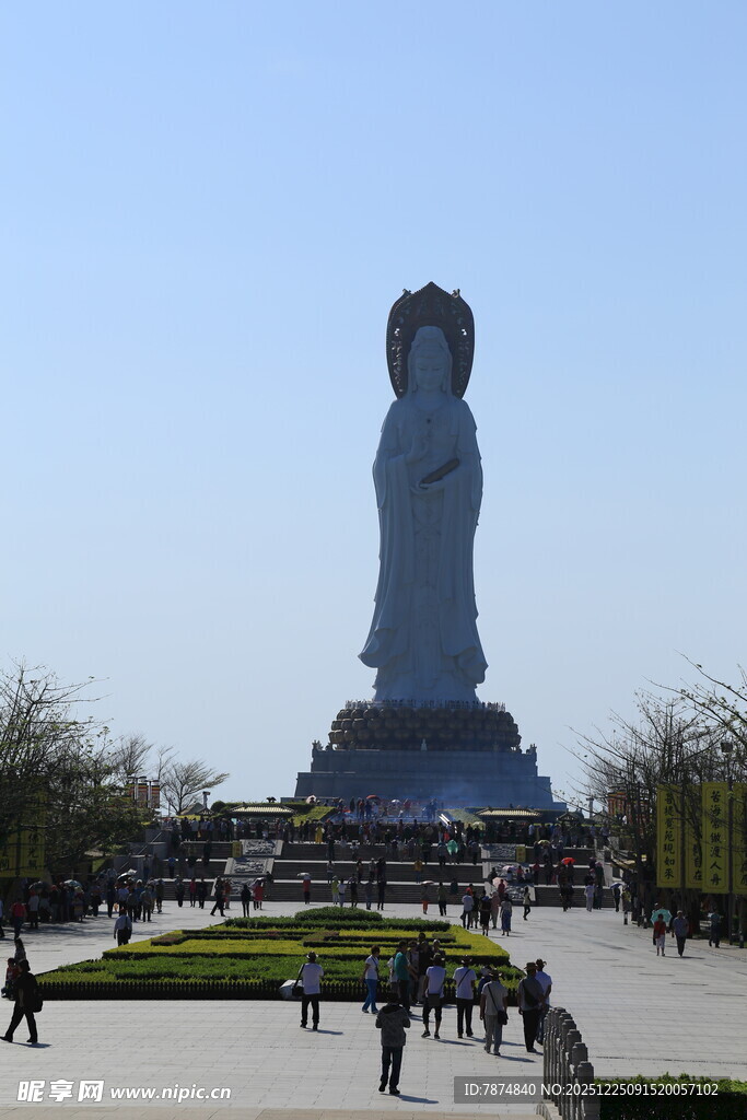 南海观音雕像前游客漫步
