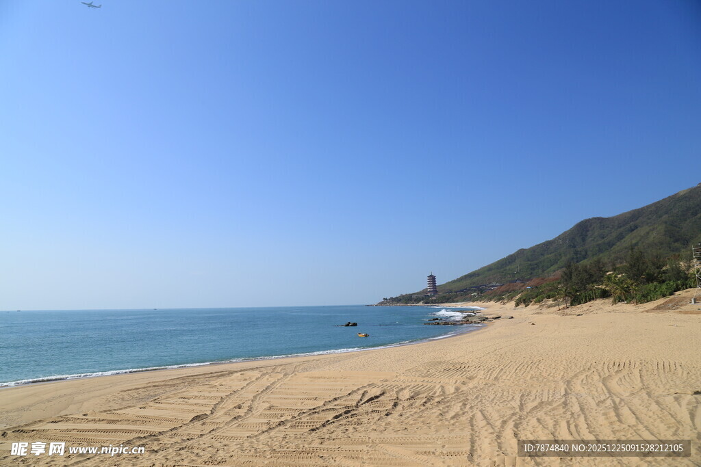 金色沙滩与蔚蓝大海美景
