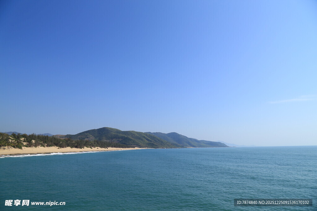 碧海蓝天的美丽海滨风光