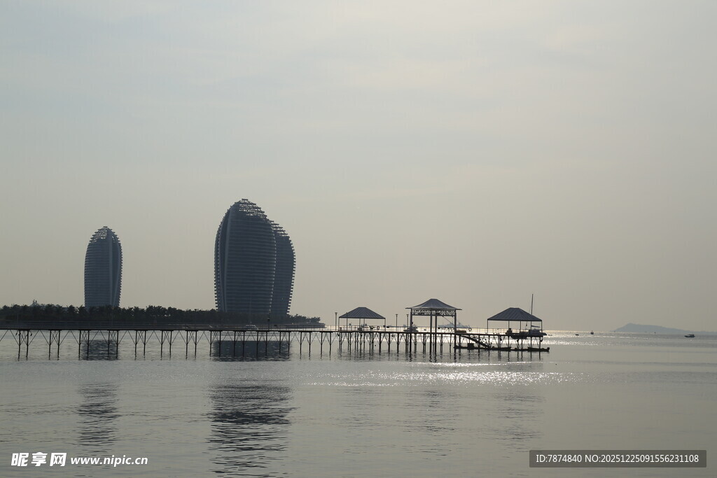 湖畔独特建筑映于水面