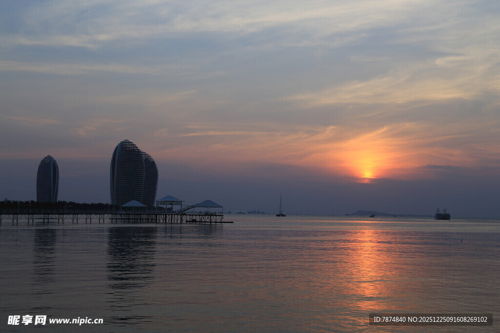 海滨日落时的城市建筑美景
