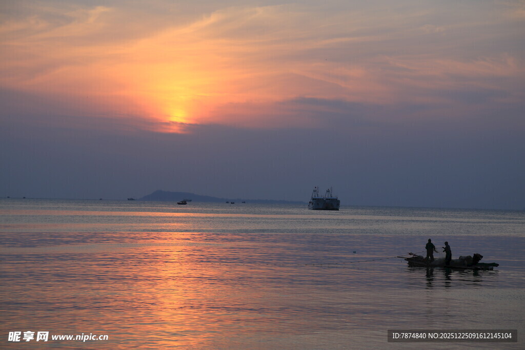 海上日落小船静谧美景