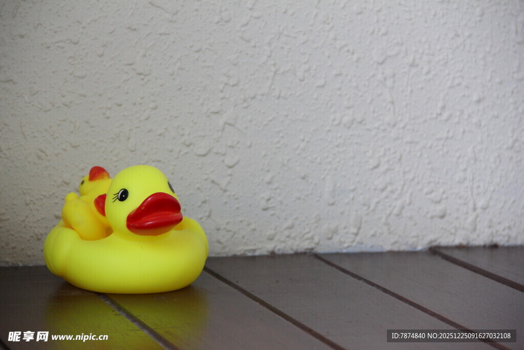 可爱小黄鸭玩具置于木面