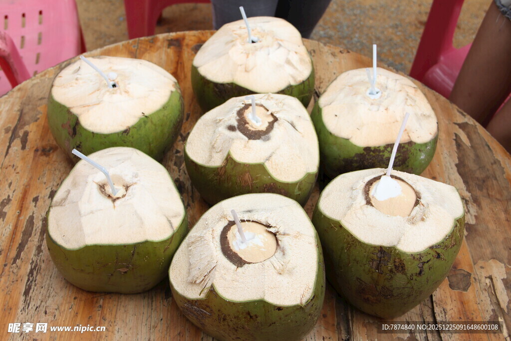新鲜切开的椰子