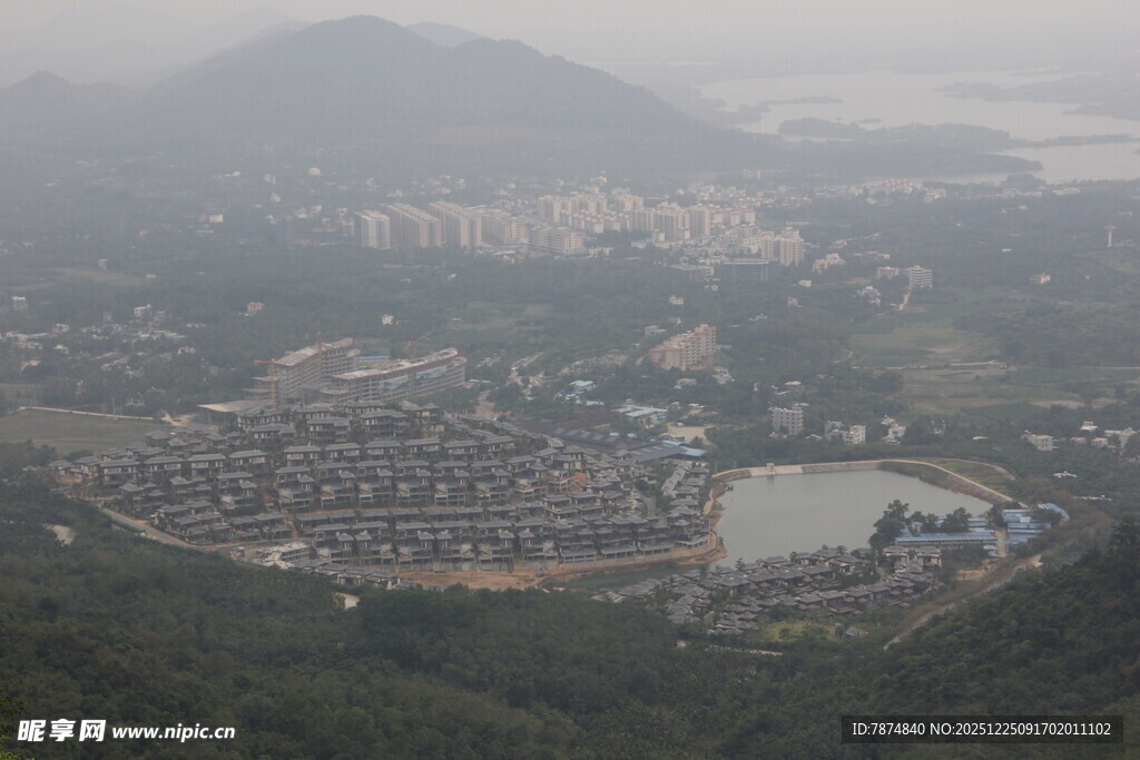 雾中俯瞰山水环绕村落