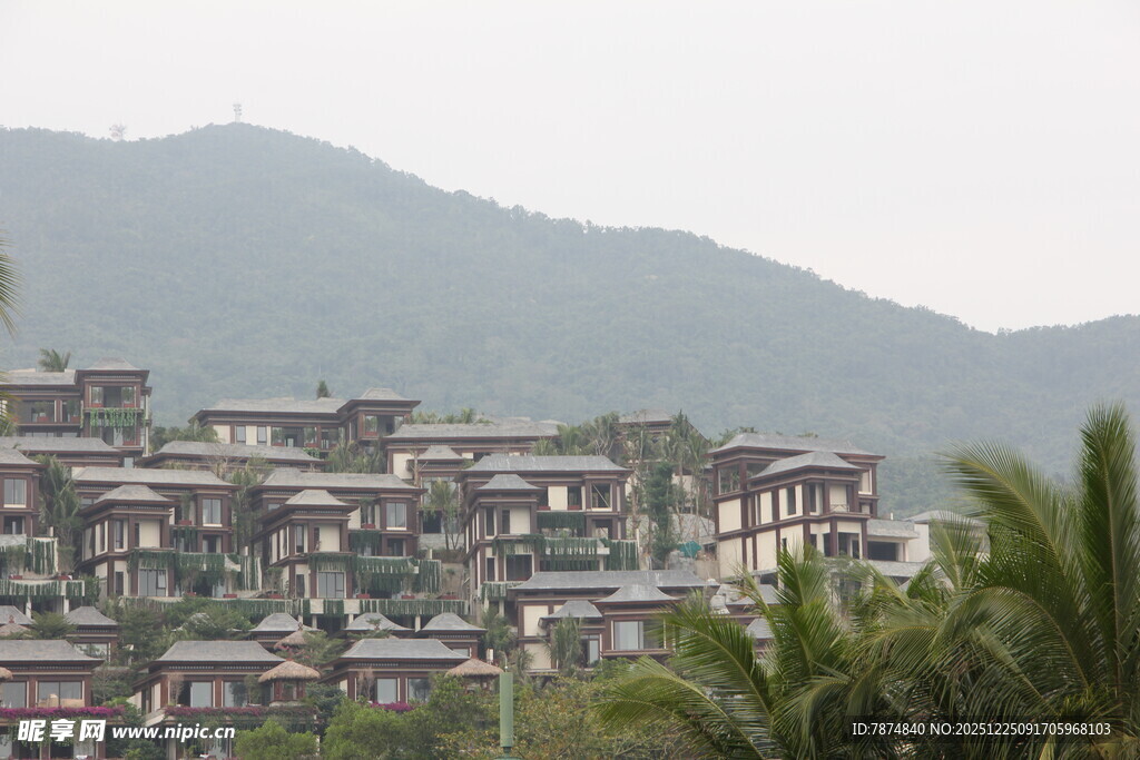 山间错落有致的特色建筑群