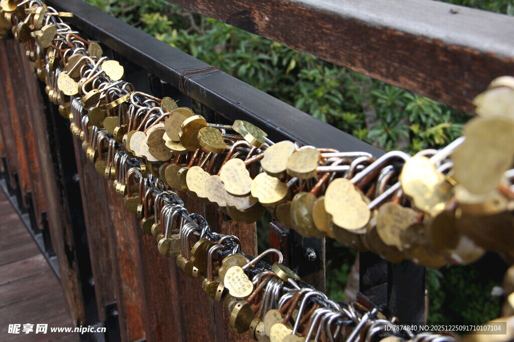 桥上挂满的爱情同心锁