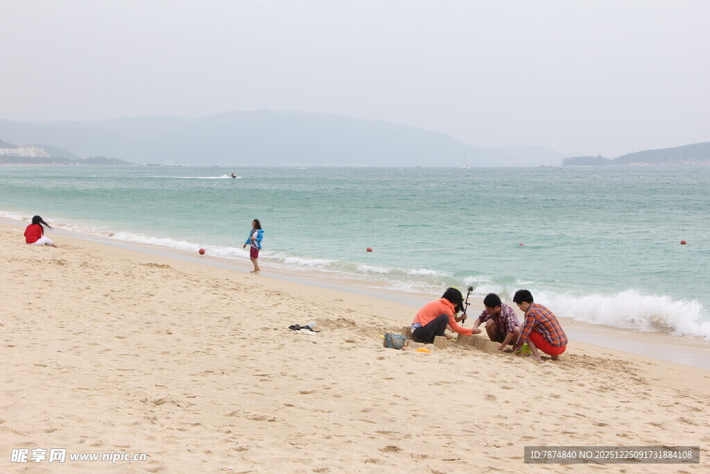 沙滩上的休闲人群
