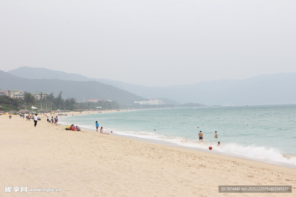 热闹的海滨沙滩场景