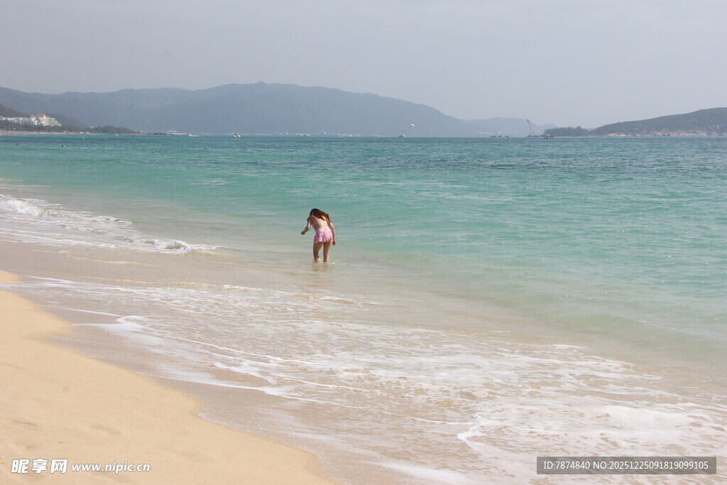 海边漫步的惬意身影