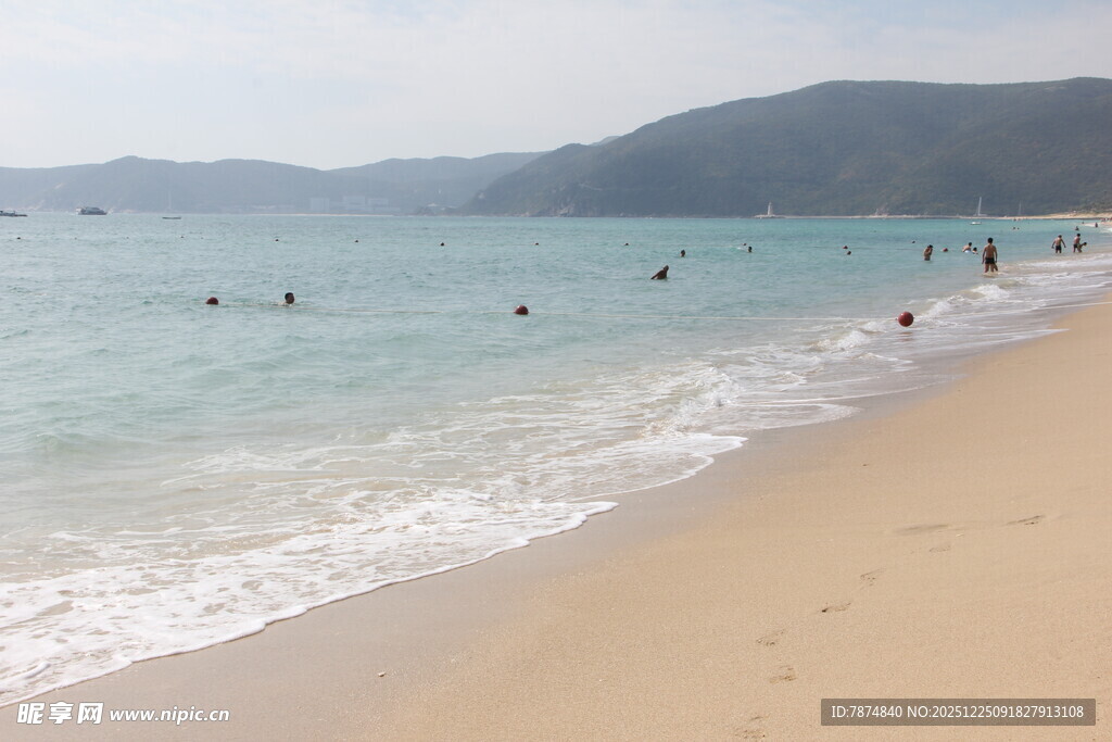夏日海滩 人们惬意戏水