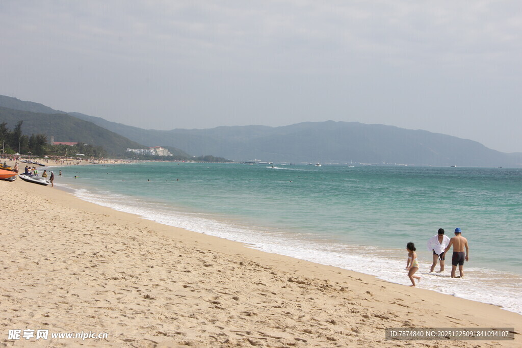 美丽海滩上的悠闲漫步