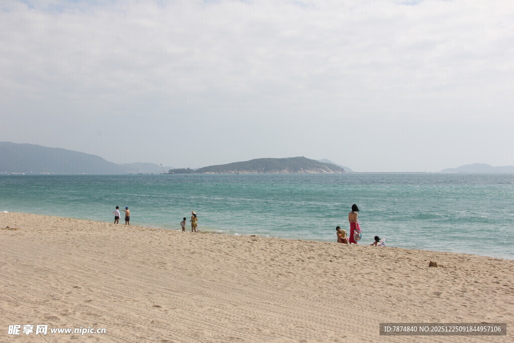 海边沙滩上的悠闲时光