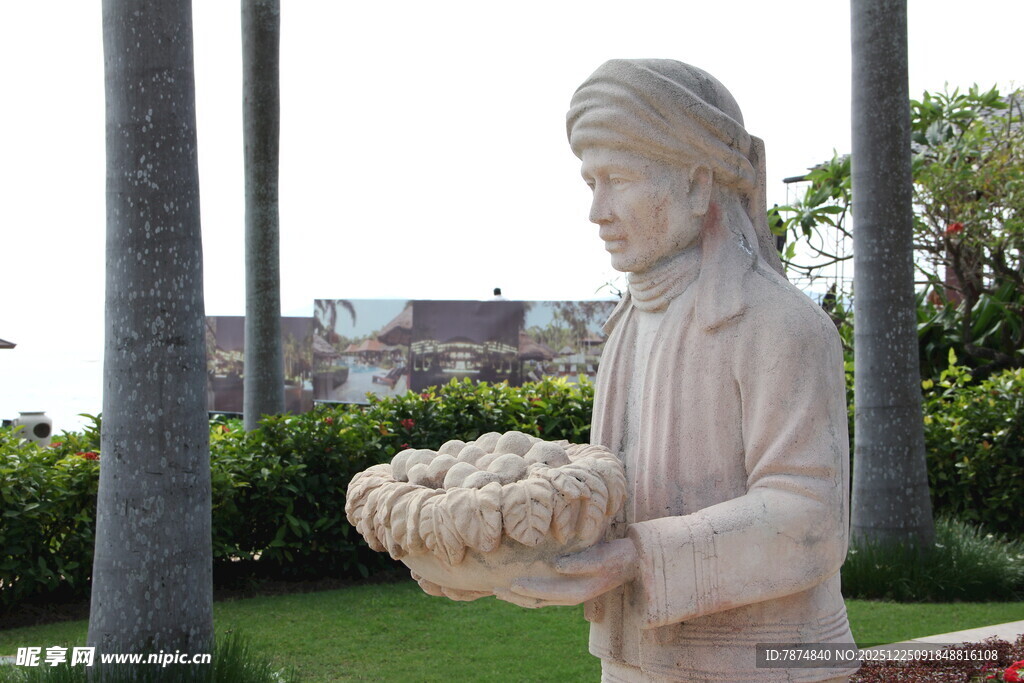 手持物品的人物雕像