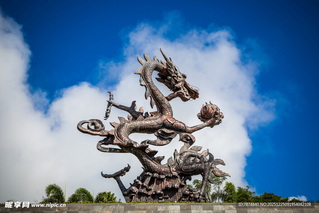 云端飞龙雕塑