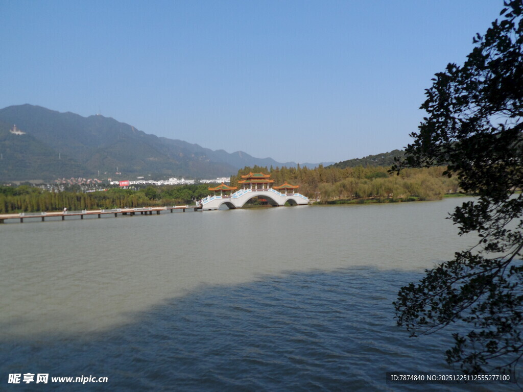 湖畔风光远山近水景色美