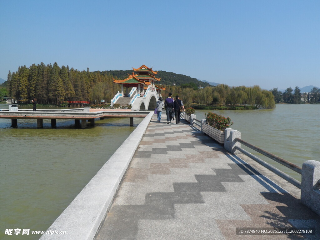 湖畔长桥漫步景