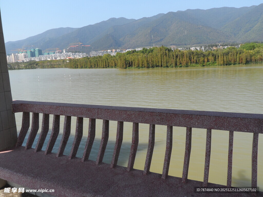 河畔长椅 静享山水之美