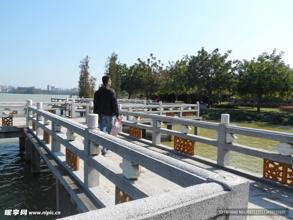 湖畔木桥漫步人