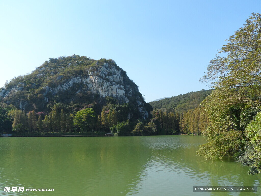 青山绿水间的秀丽湖景