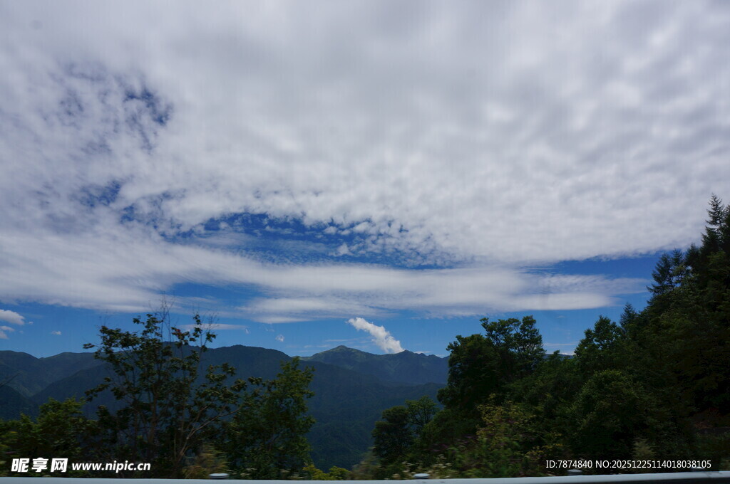山间云景 远眺朦胧山峦