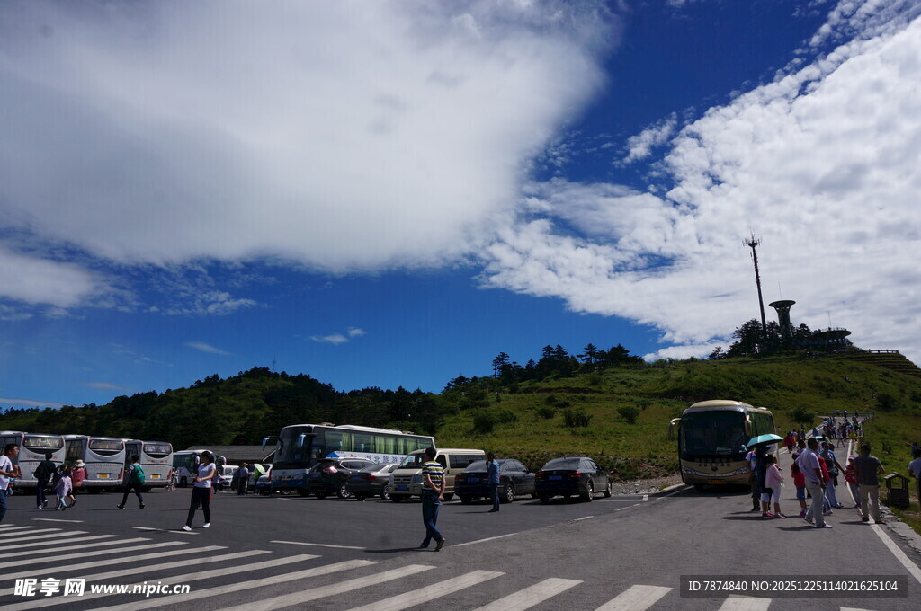 景区停车场游客往来景象
