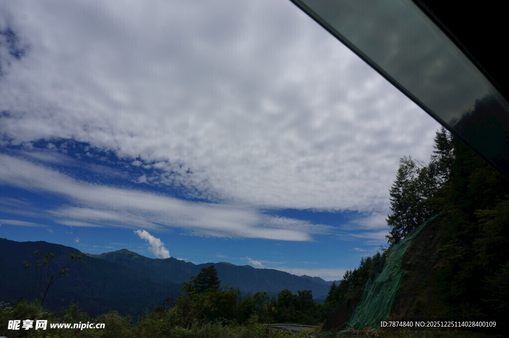 窗外青山蓝天云景