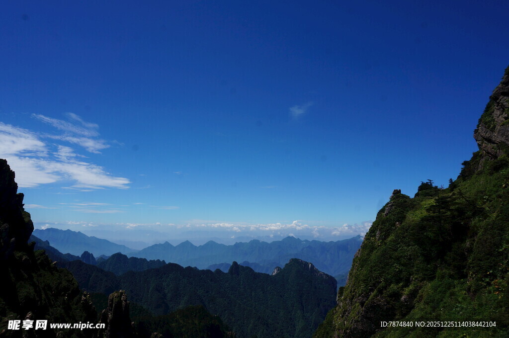 壮美山峦与蓝天美景