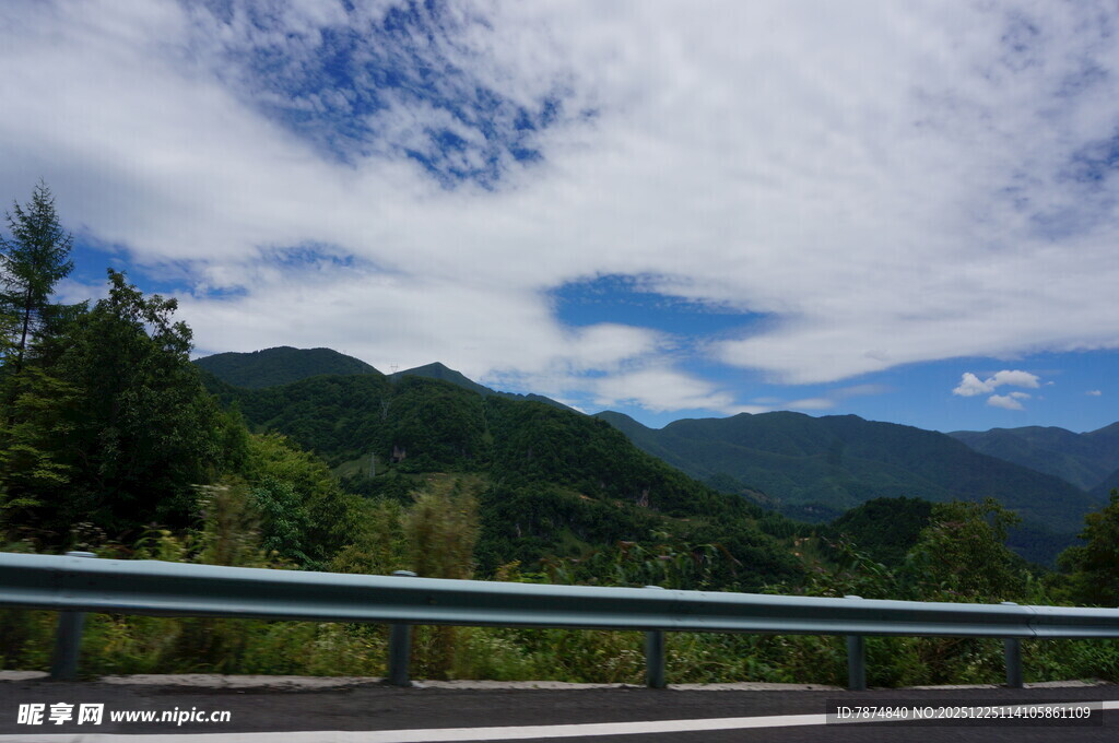 公路边的青山蓝天美景