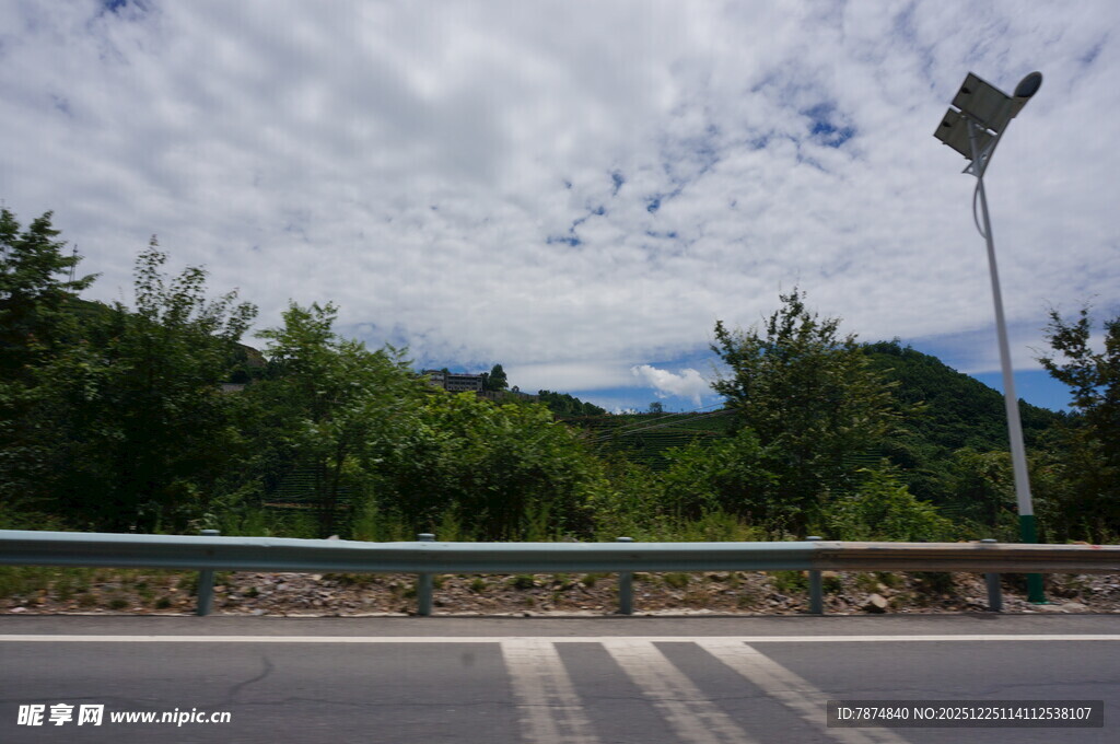 公路旁的青山与路灯