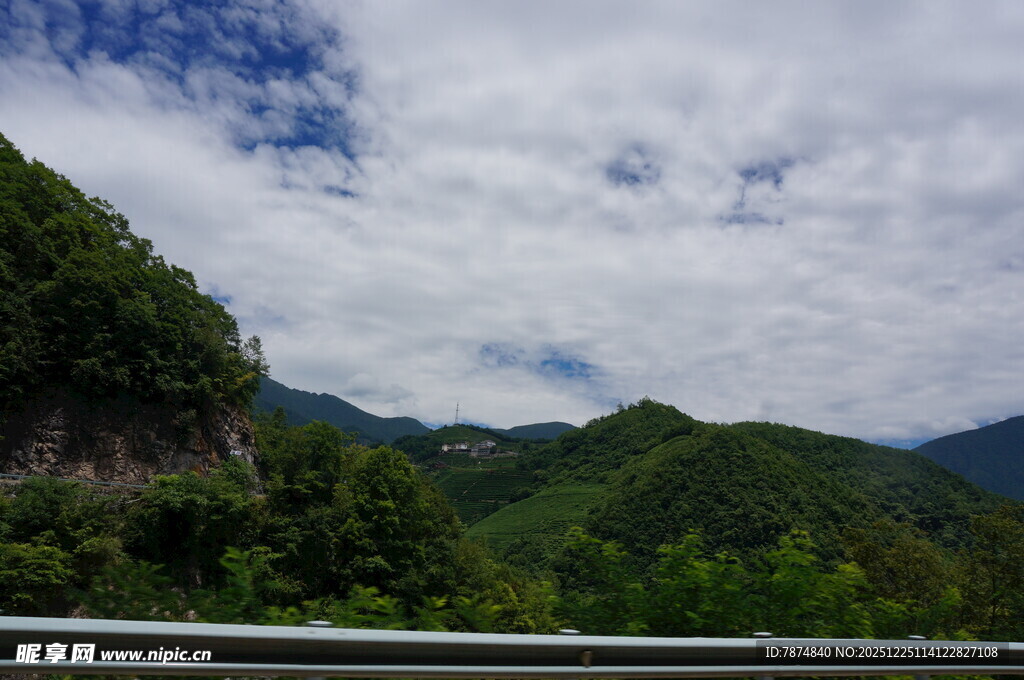 山间美景 绿意盎然的风光