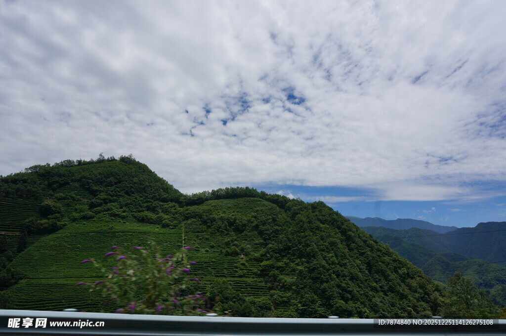 青山云海间的秀丽风光