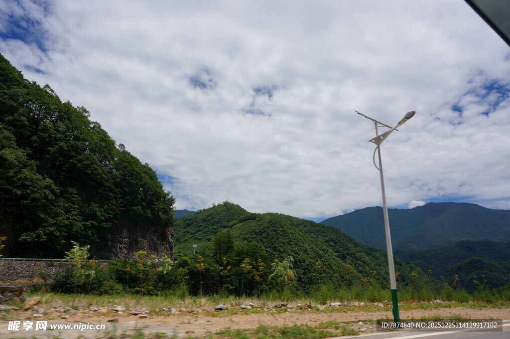 山间路旁的太阳能路灯