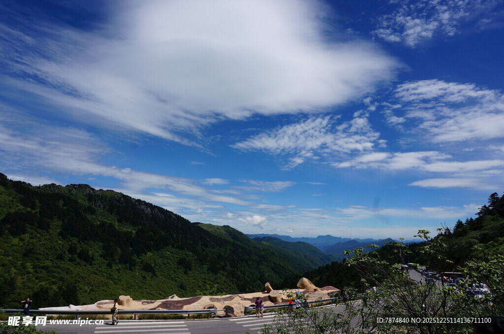 山间村落蓝天白云美景