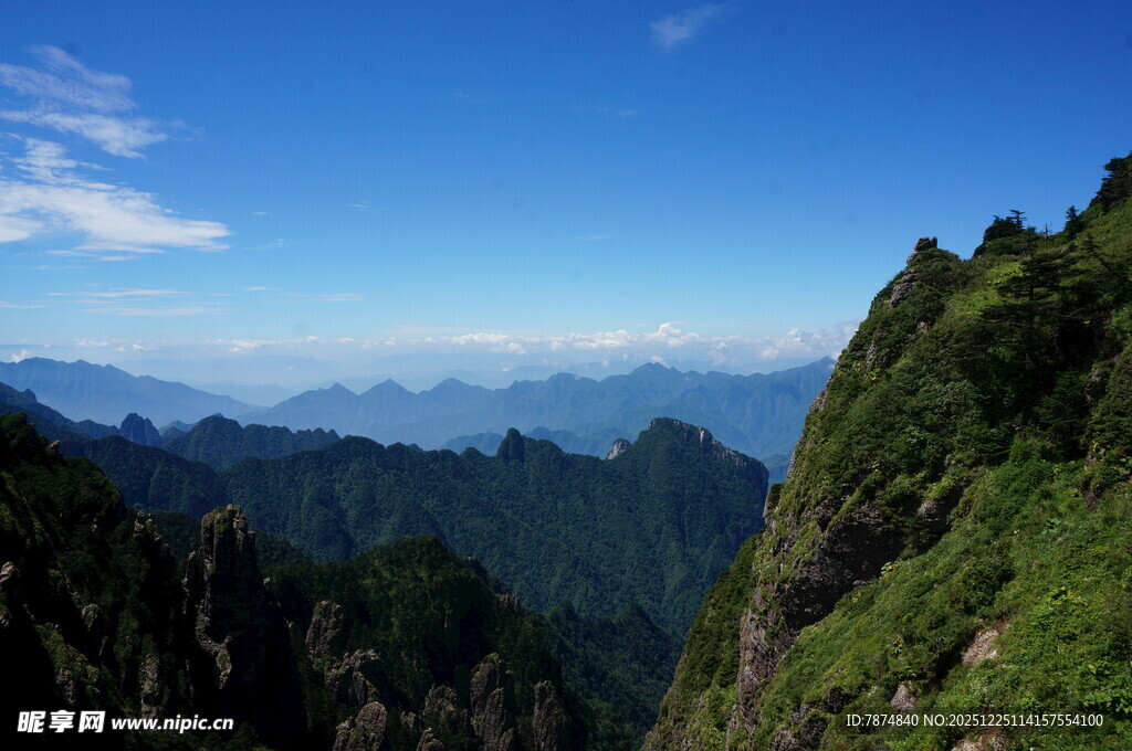 青山峻岭间的壮阔蓝天