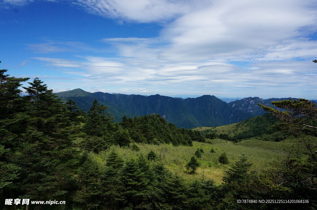 山间绿野蓝天美景