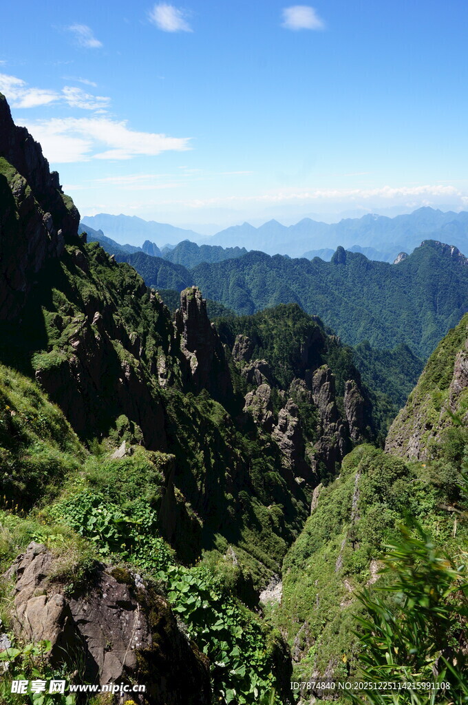 青山峻岭间的秀丽风光