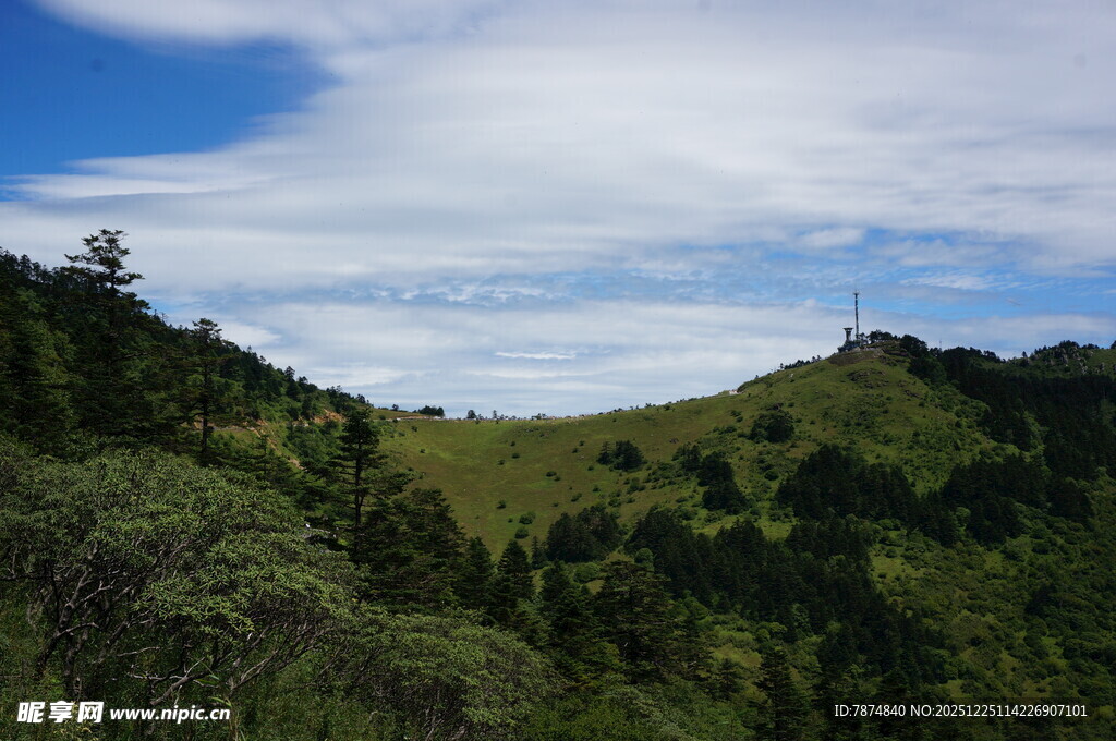 青山翠谷间的蓝天白云