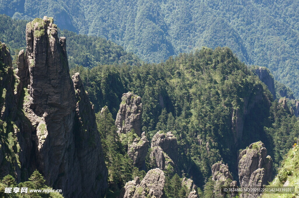 奇峰林立的壮美山峦景观