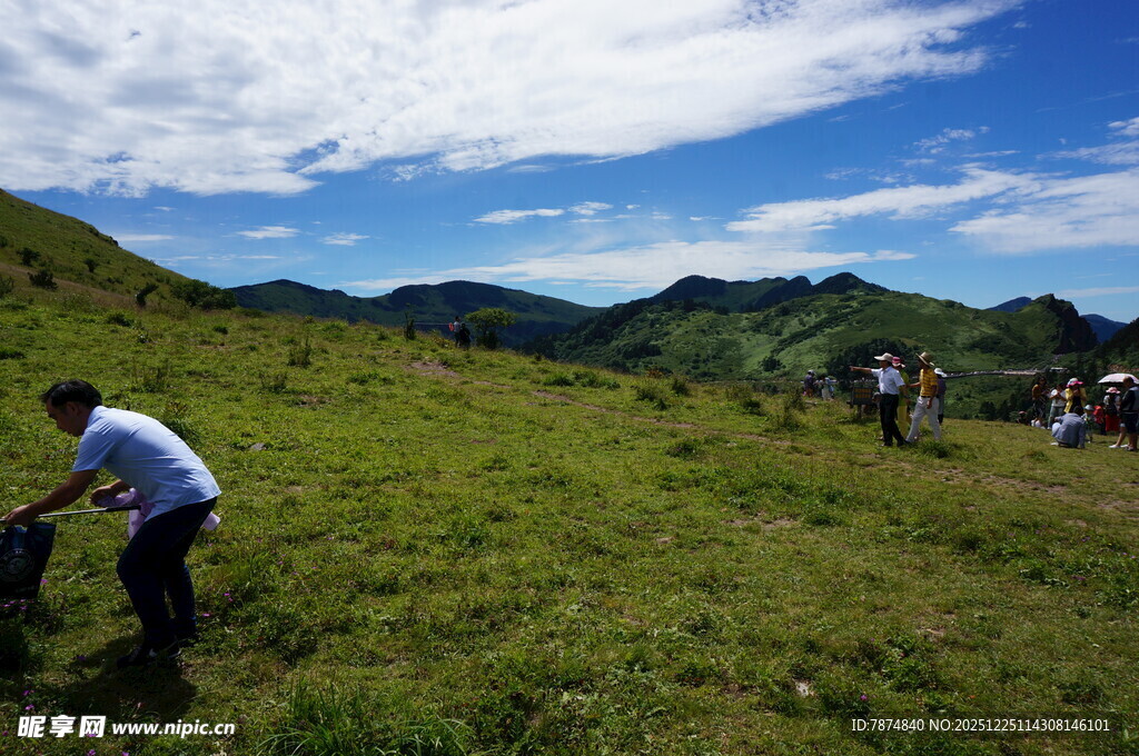 户外徒步者在绿色山野间