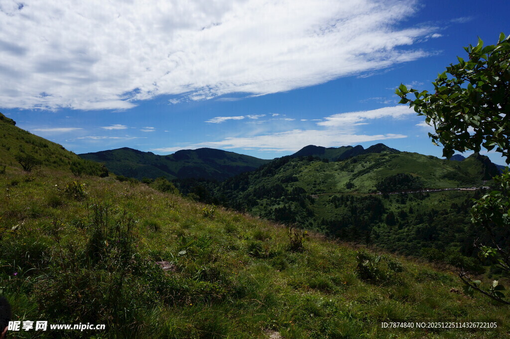 青山绿野间的蓝天白云