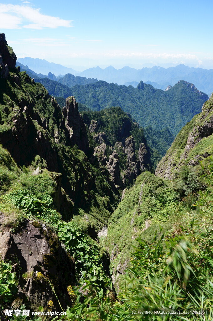 青山翠谷间的壮美自然景观