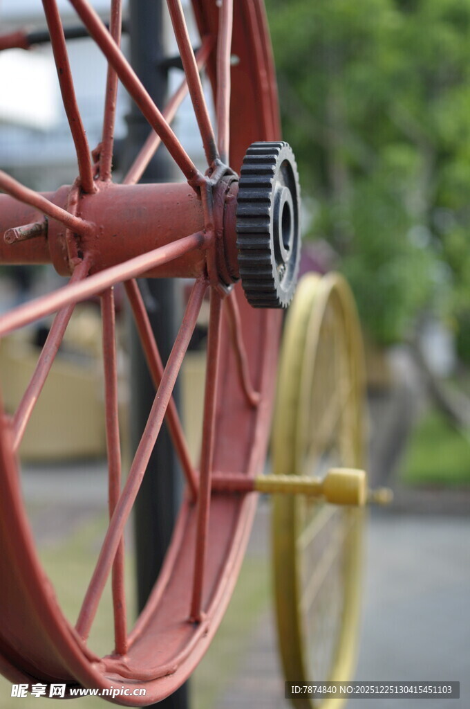 复古自行车红色车轮特写