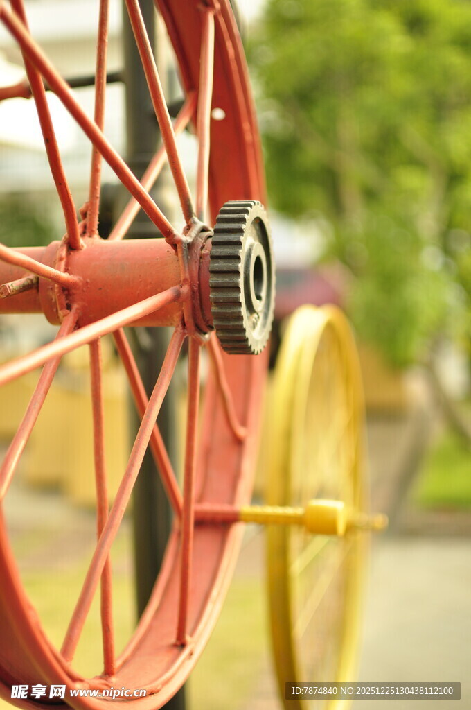 红色车轮与齿轮特写