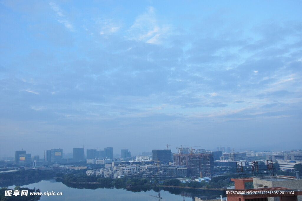 城市河畔天际线景观