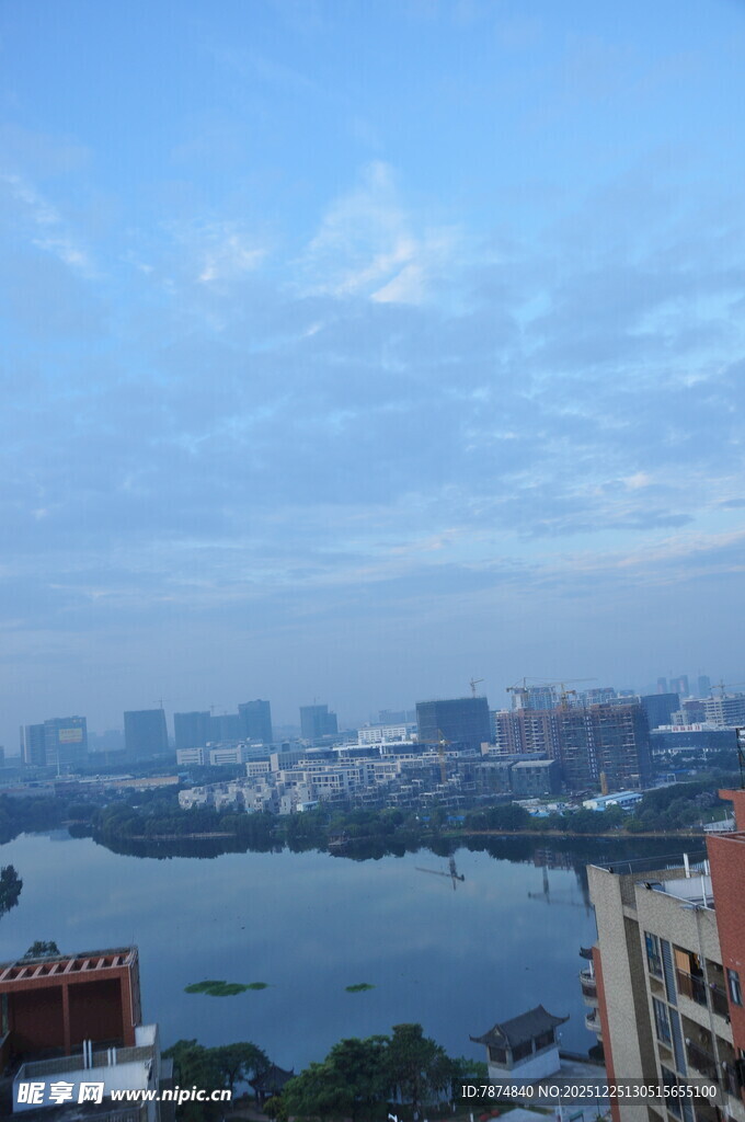 城市湖畔风光远眺